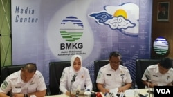 FILE - Kepala Badan Meteorologi, Klimatologi dan Geofisika (BMKG) Dwikorita Karnawati (tengah) dalam jumpa pers di kantornya. (VOA/Fathiyah)