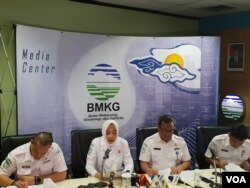 Kepala Badan Meteorologi, Klimatologi dan Geofisika (BMKG) Dwikorita Karnawati (tengah) dalam jumpa pers di kantornya. (VOA/Fathiyah)