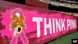 Salah satu kampanye kesadaran akan kanker payudara dalam acara pertandingan futball di pinggiran Washington DC (foto: dok). 