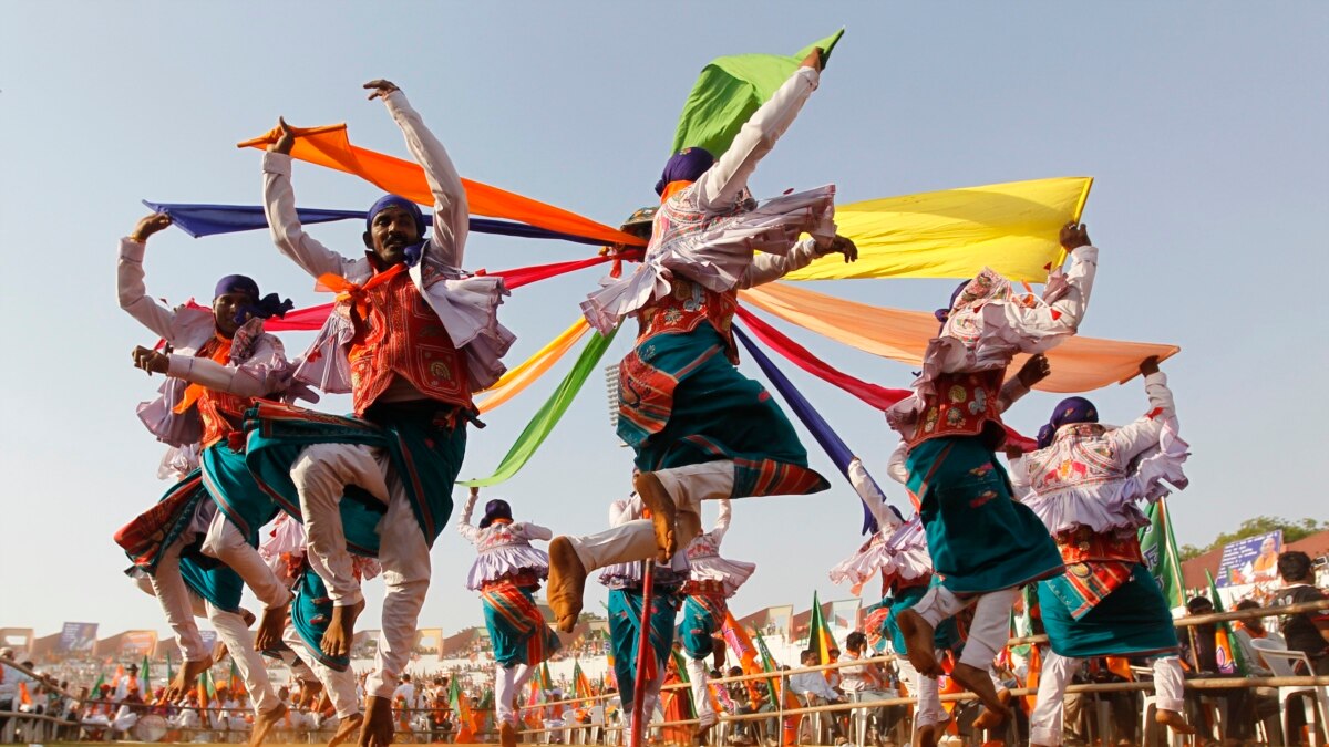 Indian culture. Индия развлечения. Алжир фестиваль. Холи в Индии. Казахский народный танец.