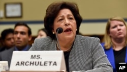 Kepala Kantor Personalia Pemerintah AS (OPM), Katherina Archuleta memberikan kesaksian di hadapan sebuah Komite Senat AS (24/6).