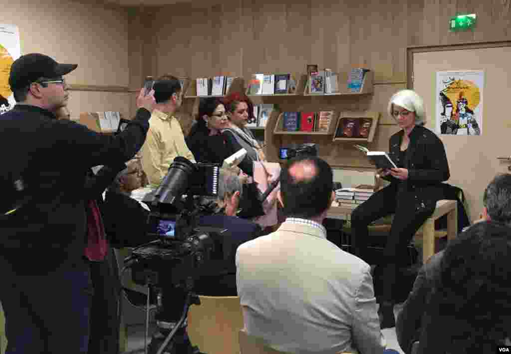 .سرور کسمایی در حال خواندن بخش هایی از رمان « یک روز پیش از آخر زمان»