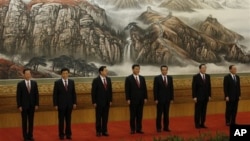 中共政治局七常委集體亮相。左起：張高麗，劉雲山，張德江，習近平，李克強，俞正聲，王岐山