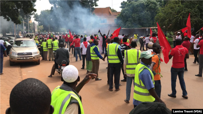 Des marcheurs bloqués, difficile d’avancer, Ouagadougou le 16 septembre 2019 (VOA/Lamine Traoré)