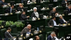 Các nhà lập pháp Iran tham dự phiên họp của quốc hội, ngày 29/5/2016.