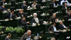 伊朗議會議員出席公開會議，選舉伊朗德黑蘭的臨時主持董事會成員(2016年5月29日)