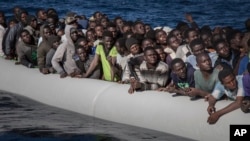 Des migrants attendent des secours, alors que 193 personnes et deux cadavres ont été récupérés le 13 janvier 2017 dans la mer Méditerranée en Libye. Ces migrants, principalement originaires du Nigéria, la Gambie et le Sénégal, devraient débarquer en Italie. AP/Sima Diab