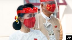 Pemimpin Myanmar Aung San Suu Kyi memberi isyarat sambil mengenakan masker dan pelindung wajah, pada hari pertama kampanye pemilihan umum di markas sementara partai Liga Nasional untuk Demokrasi di Naypyitaw, Myanmar Selasa (8/9).