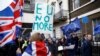 Les partisans du Brexit célèbrent le départ de la Grande-Bretagne de l'UE, alors que des manifestants anti-Brexit marchent en sens inverse à Londres, en Grande-Bretagne, le 31 janvier 2020. (REUTERS/Henry Nicholls)