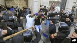 Polícia carrega sobre manifestantes no Cairo, Egipto, durante manifestações pacíficas anti-governo