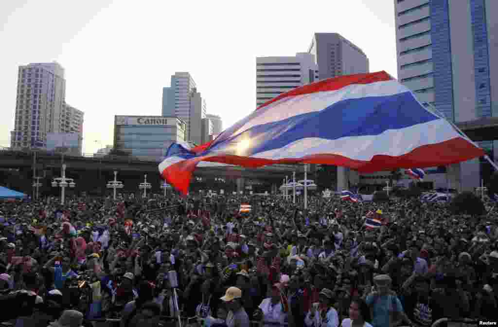 Anti-government protesters take part in a rally in Bangkok, Jan. 17, 2014. 