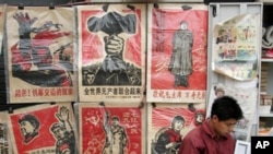 “疯狂年代”的“广阔天地炼红心”等宣传画2006年在北京自由市场上卖。