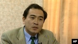 ພາບນີ້ ນຳມາຈາກ ວີດີໂອ ທີ່ໄດ້ຖ່າຍທຳ ເມື່ອວັນທີ 5 ເມສາ 2004 ຂອງທ່ານ Thae Yong Ho, ນັການທູດ ຂອງເກົາຫຼີເໜືອ ທີ່ກ່າວຖະແຫລງ ໃນລະຫວ່າງການໃຫ້ ສຳພາດ ໃນນະຄອນຫຼວງ Pyongyang. 