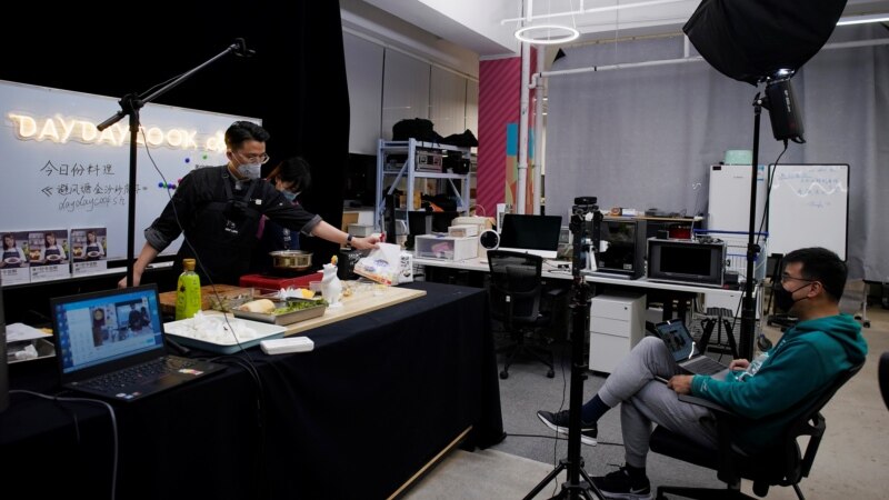 Inside with Coronavirus, Chinese Discover the Joy of Cooking