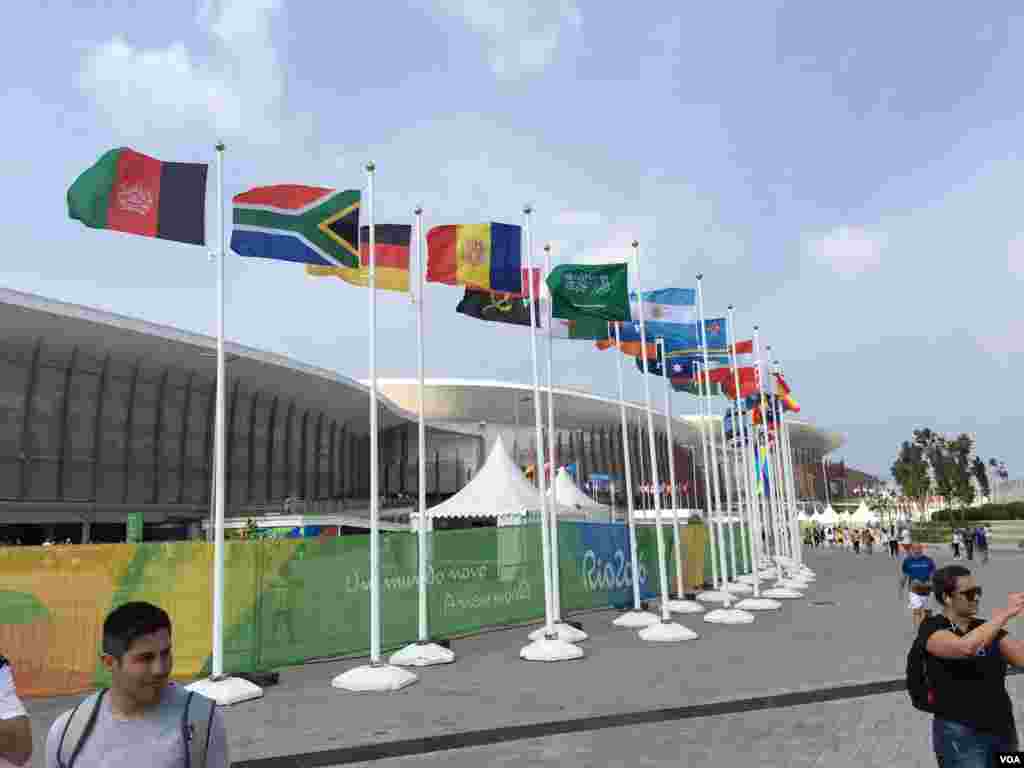 Bandeiras pintam Vila Olímpica