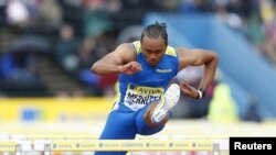 L'Américain Aries Merritt participe à l'épreuve masculine de 110 m haies lors de la Diamond League London Grand Prix d'athlétisme au Crystal Palace de Londres le 13 juillet 2012. REUTERS / Suzanne Plunkett