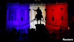 La mairie de Rome aux couleurs françaises pour rendre hommage aux victimes, en Italie, le 15 juillet 2016.
