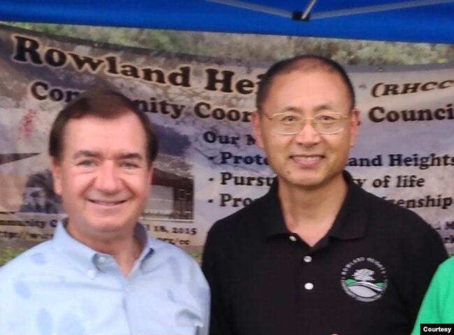 孟宪军与时任美国联邦众议员罗伊斯(Ed Royce)在罗兰岗的社区活动上。(2017年8月1日，本人提供）