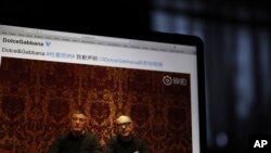 이탈리아 명품 브랜드 '돌체 앤 가바나(D&G)' 공동창업자 도메니코 돌체(왼쪽), 스테파노 가바나가 23일 웨이보에 올린 영상을 통해 중국문화 모욕 논란에 사과하고 있다. 이들은 영상 끝에 '죄송하다'는 문장을 중국어로 말했다.
