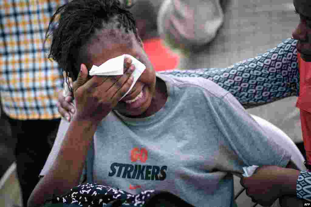 케냐 나이로비 도심에서 폭탄과 총격 테러 사건이 발생한 가운데 희생자의 가족이 시신이 안치된 영안실에서 눈물을 흘리고 있다.