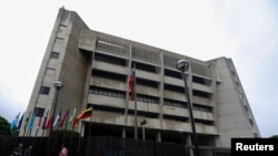 Personas caminan frente al Tribunal Supremo de Justicia (TSJ) de Venezuela en Caracas, el 28 de junio de 2017. 