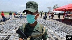 Venezuelan National Guard personnel custody a load of seized cocaine at the airport of the coastal town of Higuerote, 80 km east of Caracas (File)