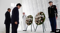 바락 오바마(왼쪽) 미국 대통령과 아베 신조 일본 총리가 27일 하와이 진주만에 있는 애리조나 추념관에서 헌화한 뒤 묵념하고 있다.