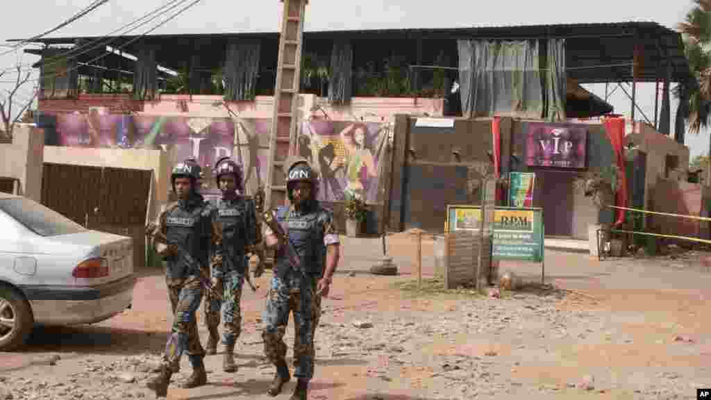 L&#39;arrière de la boîte de nuit qui a été attaquée par les hommes armés est gardé par les forces de sécurité à Bamako, au Mali, samedi 7 Mars 2015.
