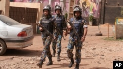 Des casques bleus de la mission de l'ONU au Mali patrouillent à l'extérieur d'une discothèque qui a été l'objet d'un attentat le 7 mars 2015, à Bamako, Mali.