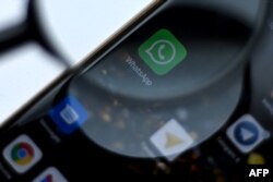 Logo WhatsApp messenger terlihat di sebuah layar ponsel di Moskow pada 26 Agustus 2021. (Foto: AFP)