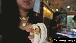 Ivory bracelets on sale in Tha Phrachan market, Thailand. (Courtesy TRAFFIC)