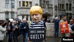 Un manifestant devant la Cour suprême du Royaume-Uni, à Londres,