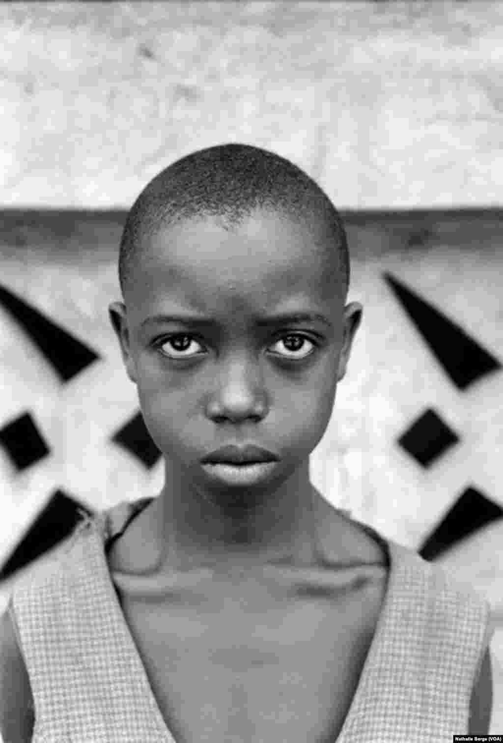 Un ancien enfant-soldat sierra-léonais dans un camp de réfugiés en Guinée, 2000. (Nathalie Barge, VOA)