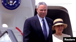 រូបឯកសារ៖ លោក Colin Powell នៅ​ពេល​ដែល​លោក​នៅ​ជា​រដ្ឋមន្រ្តី​ក្រសួង​ការបរទេស​សហរដ្ឋ​អាមេរិក ចុះ​ពី​លើ​យន្តហោះ​ជាមួយ​ភរិយា​របស់​លោក​ ពេល​ទៅ​ដល់​អាកាស​យានដ្ឋាន​អន្តរជាតិ Jomo Kenyatta នៅក្នុង​ទីក្រុង​ណៃរ៉ូប៊ី កាលពី​ថ្ងៃទី២៦ ខែឧសភា ឆ្នាំ២០០១។
