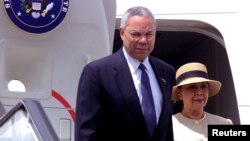 រូបឯកសារ៖ លោក Colin Powell នៅ​ពេល​ដែល​លោក​នៅ​ជា​រដ្ឋមន្រ្តី​ក្រសួង​ការបរទេស​សហរដ្ឋ​អាមេរិក ចុះ​ពី​លើ​យន្តហោះ​ជាមួយ​ភរិយា​របស់​លោក​ ពេល​ទៅ​ដល់​អាកាស​យានដ្ឋាន​អន្តរជាតិ Jomo Kenyatta នៅក្នុង​ទីក្រុង​ណៃរ៉ូប៊ី កាលពី​ថ្ងៃទី២៦ ខែឧសភា ឆ្នាំ២០០១។