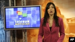 Marcela Heredia, conductora de la cadena de Televisión venezolana TELESUR, antes de ir al aire en esta imagen del 31 de octubre de 2005. 