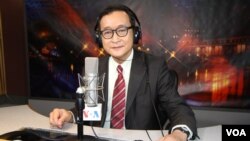 Lãnh tụ đối lập Campuchia đang tự nguyện sống lưu vong, ông Sam Rainsy trả lời phỏng vấn VOA hôm 4/2.
