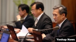 한국의 김관진 신임 국가안보실장(오른쪽)이 2일 청와대에서 열린 수석비서관회의에 참석했다.