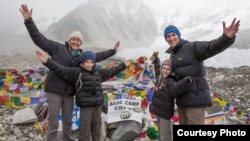 Gia đình Rivenbark chụp hình tại khu vực cắm trại Everest Base Camp ở Nepal.