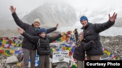 Keluarga Rivenbark dengan latar belakang Gunung Everest di Nepal, salah satu tempat yang mereka kunjungi dalam setahun tur dunia mereka. 