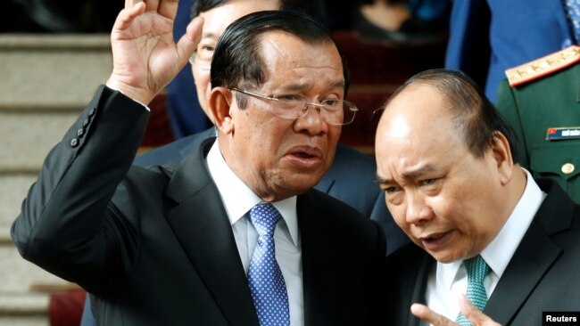 Thủ tướng Campuchia Hun Sen (trái) và Thủ tướng Việt Nam Nguyễn Xuân Phúc sau một cuộc hội đàm tại Hà Nội, Việt Nam, hôm 7/12.