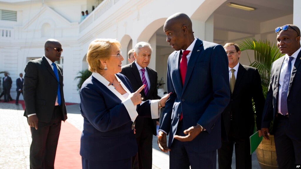 Haiti's President Jovenel Moise, right, talks with Chile's President Michelle Bachelet as she leaves the National Palace after their meeting in Port-au-Prince, Haiti, March 27, 2017. 