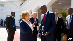 Prezidan Ayiti a, Jovenel Moise, adwat, pandan li tap pale ak Prezidan Chili a Michelle Bachelet nan Palè Nasyonal nan Pòtoprens, Ayiti, 27 mas, 2017.