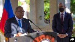 El subsecretario del Departamento de Estado de EE. UU. para el Hemisferio Occidental, Brian Nichols, habla durante una conferencia de prensa en la embajada de su país en Puerto Príncipe, el viernes 1 de octubre de 2021. 