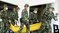Indonesian soldiers carry a mock victim during a joint anti-terrorism exercise with Australia's elite unit SAS at the Bali International Airport, in Kuta, Indonesia, Sept 2010 (file photo)