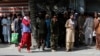کابل میں بینکوں کے باہر لوگوں کی قطاریں۔ یہ منظر پندرہ اگست کا ہے۔ فوٹو اے پی