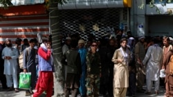Avganistanci čekaju u dugim redovima da podignu novac iz Banke Kabula 15. avgusta 2021.