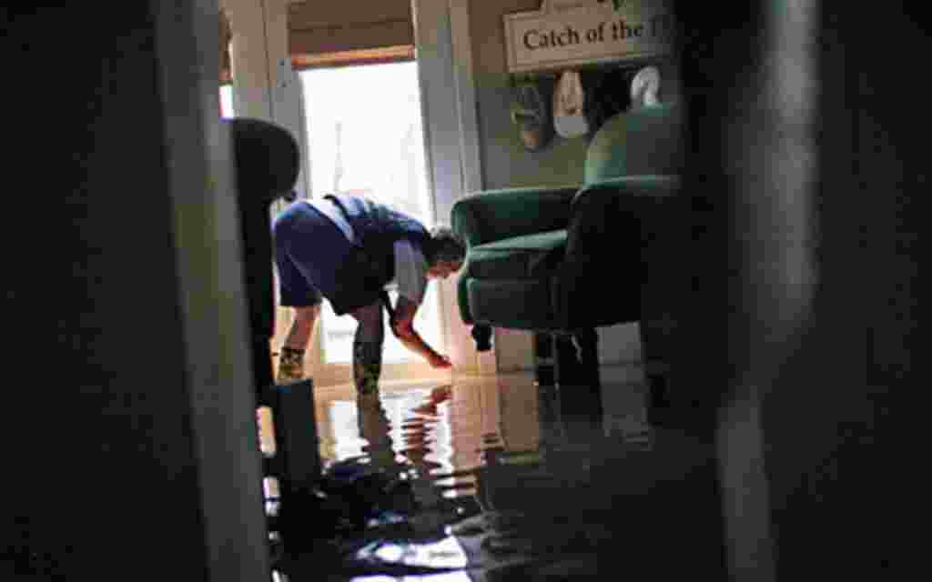 Sherry Rose mide el nivel de agua en su casa en Holly Grove, Illinois, 10 de mayo 2011.