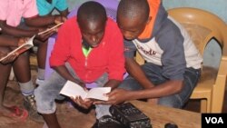 School children on holiday enjoy reading books at a Sauti ya Vitabu center in Kenya's Mathare Slum. (R. Ombuor/VOA)
