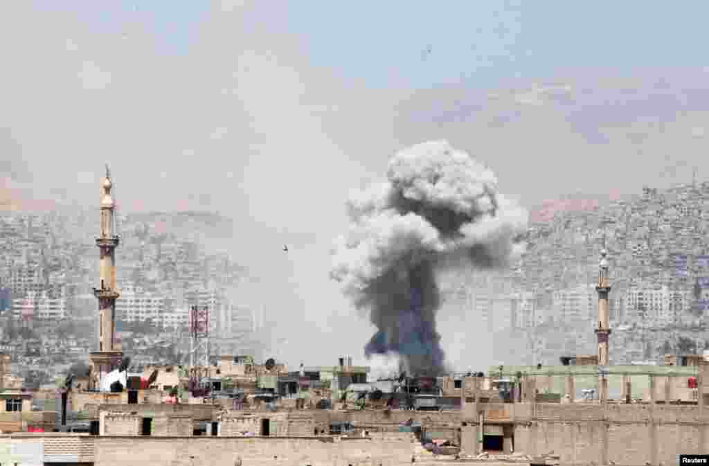 시리아 수도 다마스커스 인근 에르빈에서 정부군의 폭격이 있었다고 현지 운동가들이 주장했다.